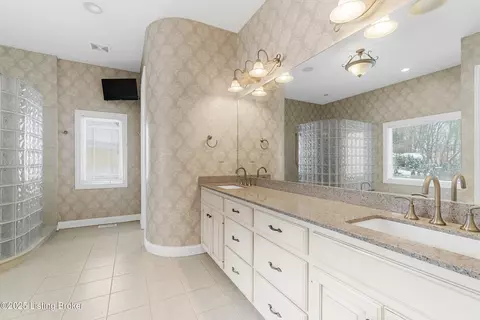 Bath - 7612 Endecott Pl, Prospect, KY 40059 photo 3 of 8