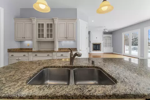 Kitchen - 7612 Endecott Pl, Prospect, KY 40059 photo 5 of 5