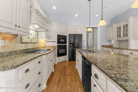 Kitchen - 7612 Endecott Pl, Prospect, KY 40059 photo 3 of 5