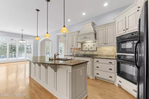 Kitchen - 7612 Endecott Pl, Prospect, KY 40059 photo 2 of 5