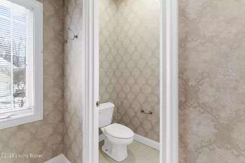 Bath - 7612 Endecott Pl, Prospect, KY 40059 photo 7 of 8
