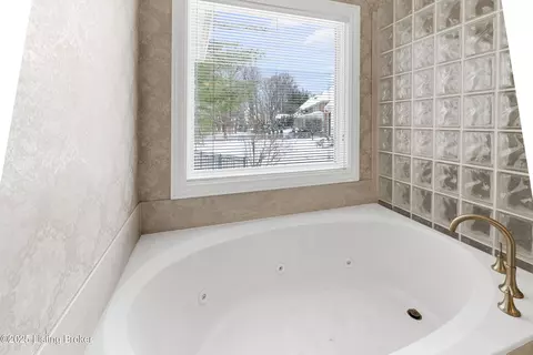 Bath - 7612 Endecott Pl, Prospect, KY 40059 photo 5 of 8