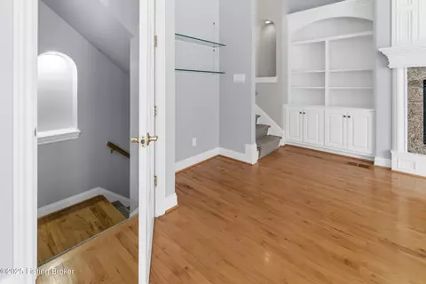 Living - 7612 Endecott Pl, Prospect, KY 40059 photo 9 of 13