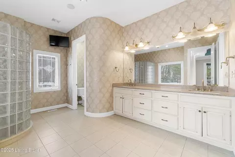 Bath - 7612 Endecott Pl, Prospect, KY 40059 photo 2 of 8