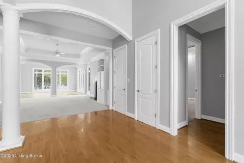 Entry Way - 7612 Endecott Pl, Prospect, KY 40059 photo 5 of 10