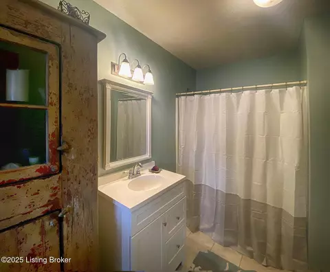 Bath - 1375 Carpenter Rd, Wallingford, KY 41093 photo 3 of 5