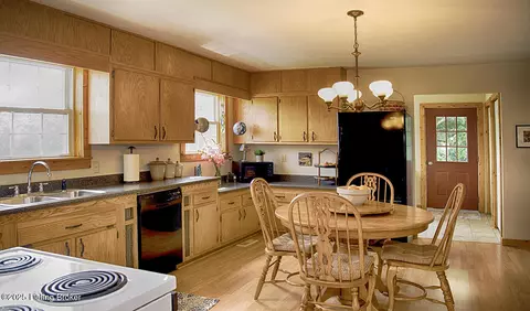 Kitchen - 1375 Carpenter Rd, Wallingford, KY 41093 photo 4 of 4