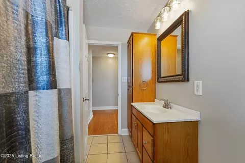 Bath - 176 Stringer Ln, Mount Washington, KY 40047 photo 1 of 1