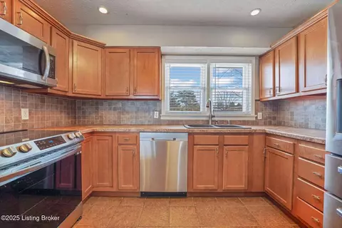 Kitchen - 176 Stringer Ln, Mount Washington, KY 40047 photo 1 of 2