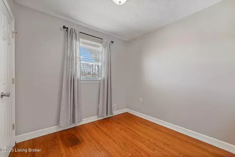 Bedroom - 176 Stringer Ln, Mount Washington, KY 40047 photo 5 of 6