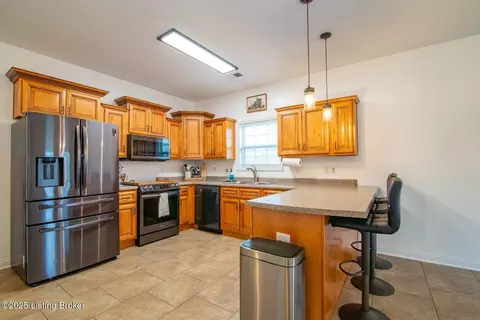 Kitchen - 3113 Deckard School Rd, Radcliff, KY 40160 photo 2 of 4