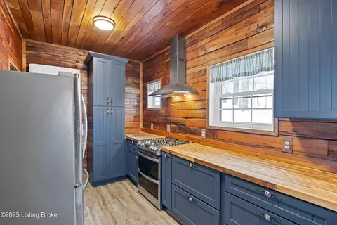 Kitchen - 587 Long Run Rd, Springfield, KY 40069 photo 2 of 4