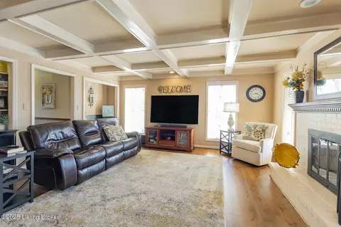 8201 Regal Pine Ct, Louisville, KY 40214