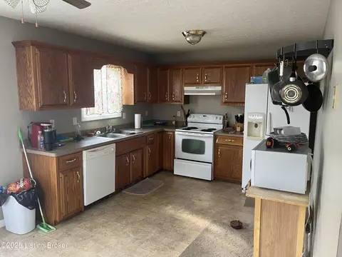 Kitchen - 125 Oak Dr, Springfield, KY 40069 photo 1 of 1