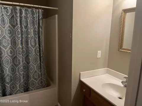 Bath - 125 Oak Dr, Springfield, KY 40069 photo 2 of 2