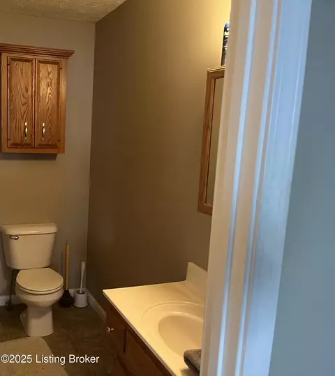 Bath - 125 Oak Dr, Springfield, KY 40069 photo 1 of 2