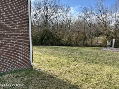 Exterior - 125 Oak Dr, Springfield, KY 40069 photo 4 of 5