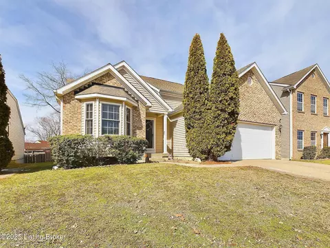 9642 River Trail Dr, Louisville, KY 40229