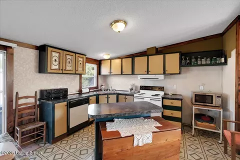 Kitchen - 1008 Pattons Creek Rd, Pendleton, KY 40055 photo 2 of 2