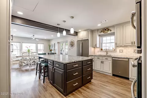 6703 Woodhaven Rd, Louisville, KY 40228