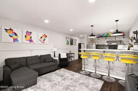4012 Dupont Cir #203, Louisville, KY 40207
