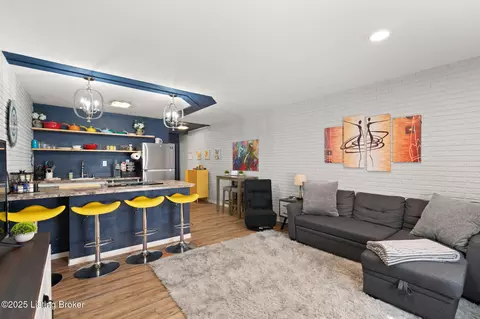 4012 Dupont Cir #210, Louisville, KY 40207