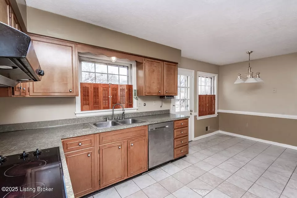 Kitchen - 9007 Henry Clay Dr, Louisville, KY 40242 photo 2 of 3