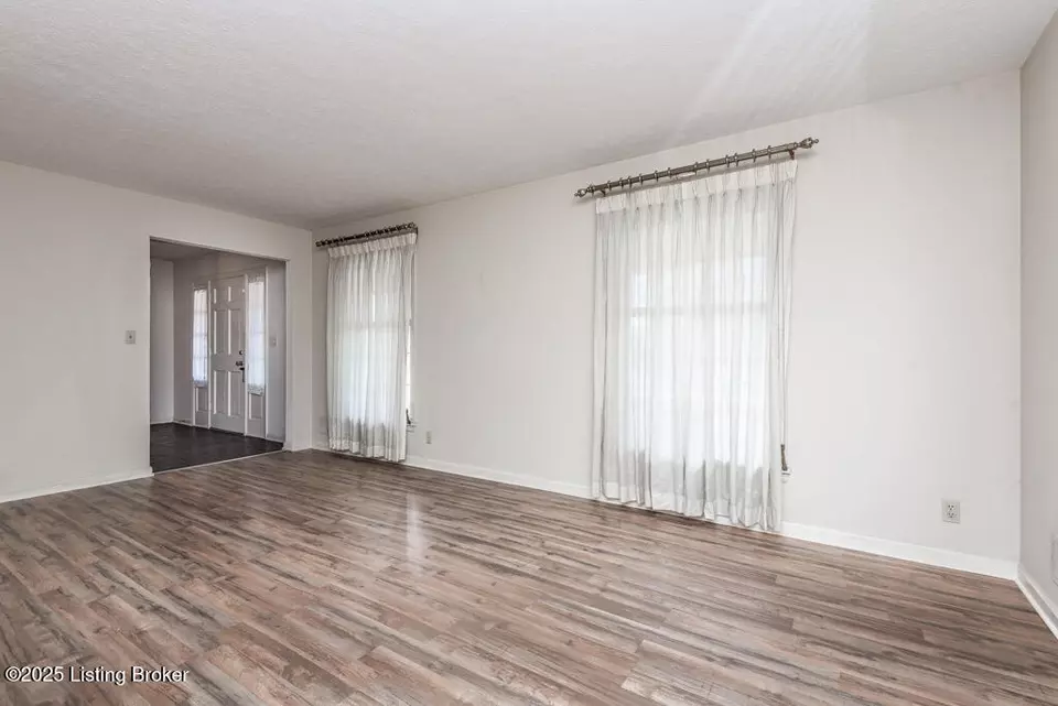 Living - 9007 Henry Clay Dr, Louisville, KY 40242 photo 2 of 4