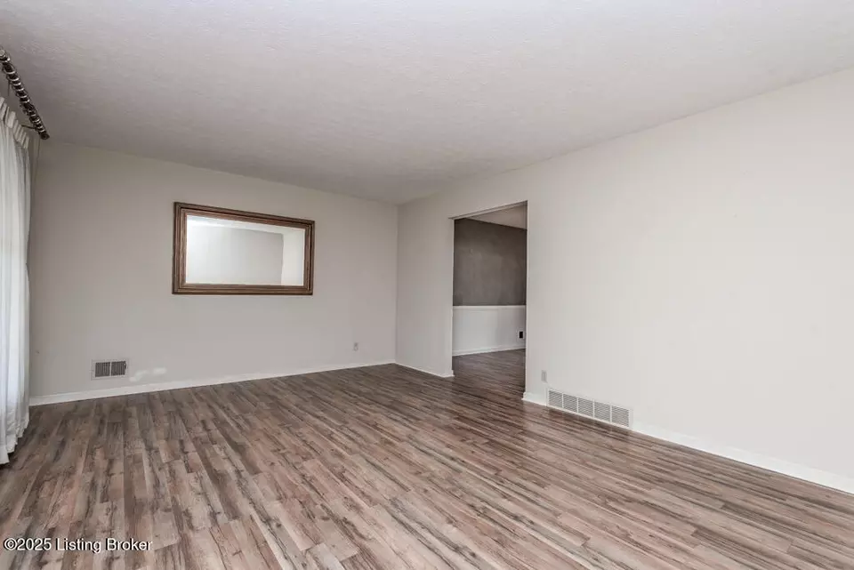 Living - 9007 Henry Clay Dr, Louisville, KY 40242 photo 3 of 4