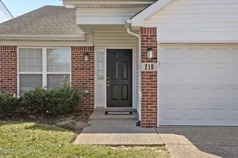 219 Charlton Wynde Dr, Louisville, KY 40245