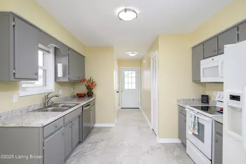 Entry Way - 161 Eathan Ct, Mount Washington, KY 40047 photo 3 of 5