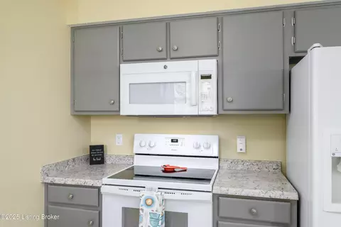 Kitchen - 161 Eathan Ct, Mount Washington, KY 40047 photo 3 of 3