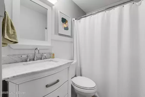 Bath - 7704 River Rd, Prospect, KY 40059 photo 5 of 9