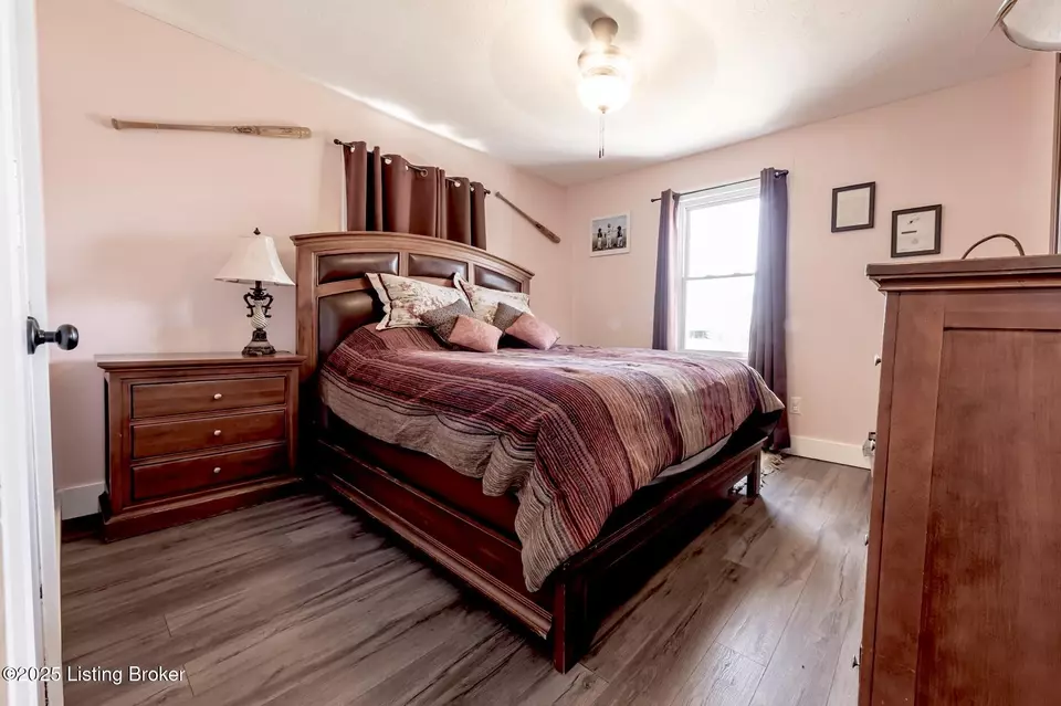 Bedroom - 8113 Hwy 259 N, Bee Spring, KY 42207 photo 4 of 10