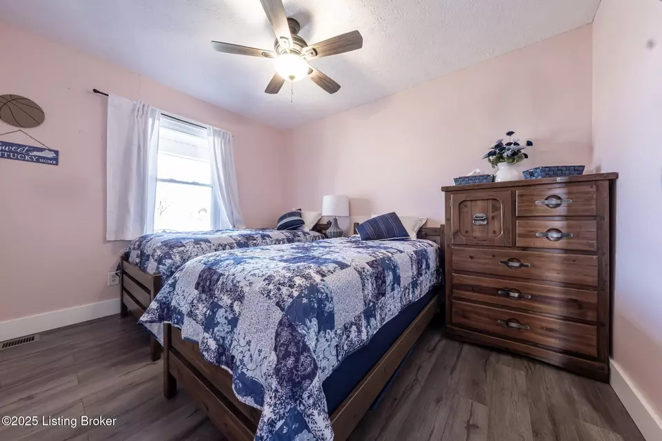 Bedroom - 8113 Hwy 259 N, Bee Spring, KY 42207 photo 8 of 10