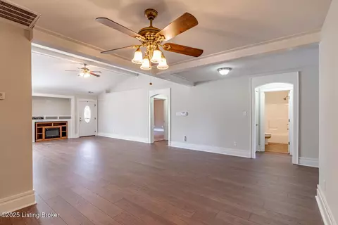 Living - 504 Red Leaf Dr, Carrollton, KY 41008 photo 3 of 9
