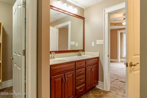 Entry Way - 504 Red Leaf Dr, Carrollton, KY 41008 photo 4 of 5