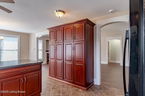 Entry Way - 504 Red Leaf Dr, Carrollton, KY 41008 photo 2 of 5
