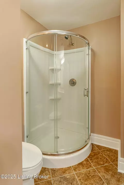 Bath - 504 Red Leaf Dr, Carrollton, KY 41008 photo 5 of 7