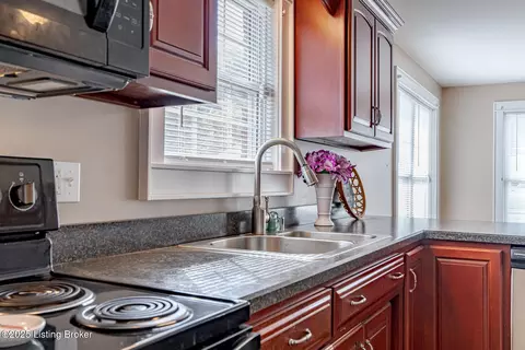 Kitchen - 504 Red Leaf Dr, Carrollton, KY 41008 photo 5 of 6