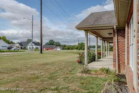 Exterior - 504 Red Leaf Dr, Carrollton, KY 41008 photo 7 of 10