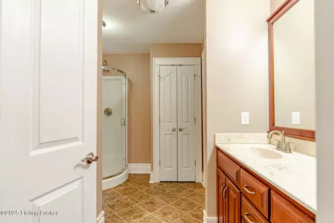 Bath - 504 Red Leaf Dr, Carrollton, KY 41008 photo 3 of 7