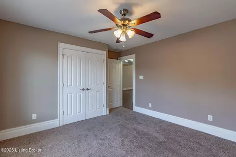 Bedroom - 504 Red Leaf Dr, Carrollton, KY 41008 photo 2 of 5