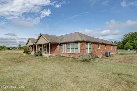 Exterior - 504 Red Leaf Dr, Carrollton, KY 41008 photo 8 of 10