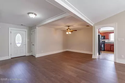 Living - 504 Red Leaf Dr, Carrollton, KY 41008 photo 5 of 9