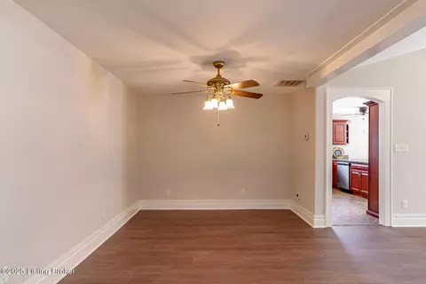 Living - 504 Red Leaf Dr, Carrollton, KY 41008 photo 4 of 9