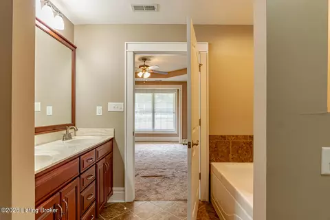 Entry Way - 504 Red Leaf Dr, Carrollton, KY 41008 photo 3 of 5
