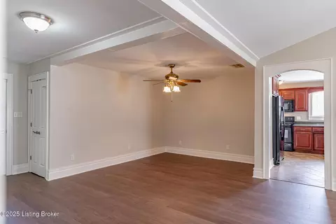 Living - 504 Red Leaf Dr, Carrollton, KY 41008 photo 6 of 9