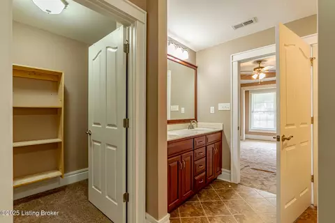 Entry Way - 504 Red Leaf Dr, Carrollton, KY 41008 photo 5 of 5