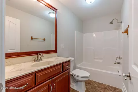 Bath - 504 Red Leaf Dr, Carrollton, KY 41008 photo 1 of 7